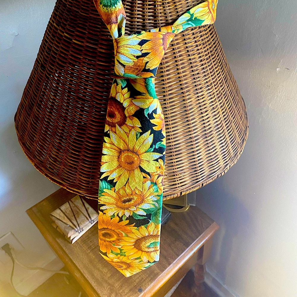 American Eagle 100% cotton sunflower motif tie.